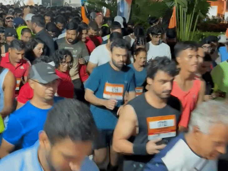 
                 इंदौर में बारिश के बीच दौड़ने का जोश:रैनाथॉन की 10KM नाइट रन शुरू; 2 हजार रनर्स हुए शामिल 
            