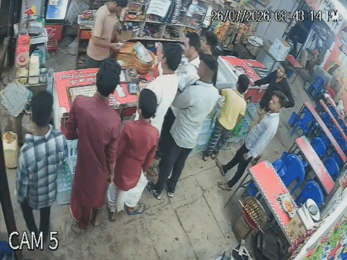 
                 उज्जैन में दो मिनट में वारदात, घटना CCTV में कैद:थैली की आड़ में पुजारी की जेब से 80 हजार का मोबाइल पार किया 
            
