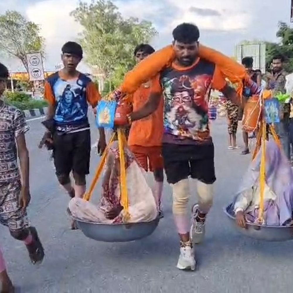 कंधों पर मां और चाची, साथ में गंगाजल:मुजफ्फरनगर पहुंची 'श्रवण कांवड़' ने भावुक किया, शिवभक्त की सेवा भावना बनी मिसाल