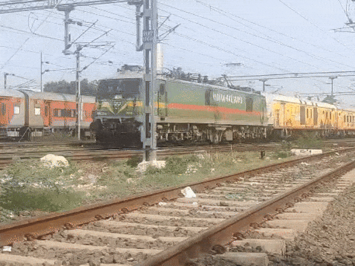 
                 5 ट्रेनों का इसरदा स्टेशन पर 2 मिनट का ठहराव:3, 10, 17 और 24 अगस्त को लागू रहेगी व्यवस्था, श्रावण मेले के श्रद्धालुओं को मिलेगा लाभ 
            