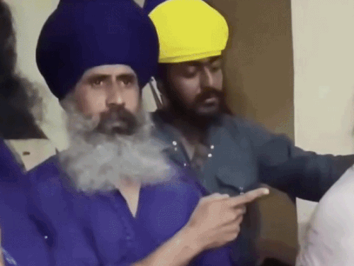 
                 पंजाब- जसदीप सिंह अब निहंग बाणा नहीं पहन सकेंगे:ककार उतारकर बुड्‌ढा दल को सौंपे; अश्लील फोटो पर मिली धार्मिक सजा पूरी नहीं की 
            