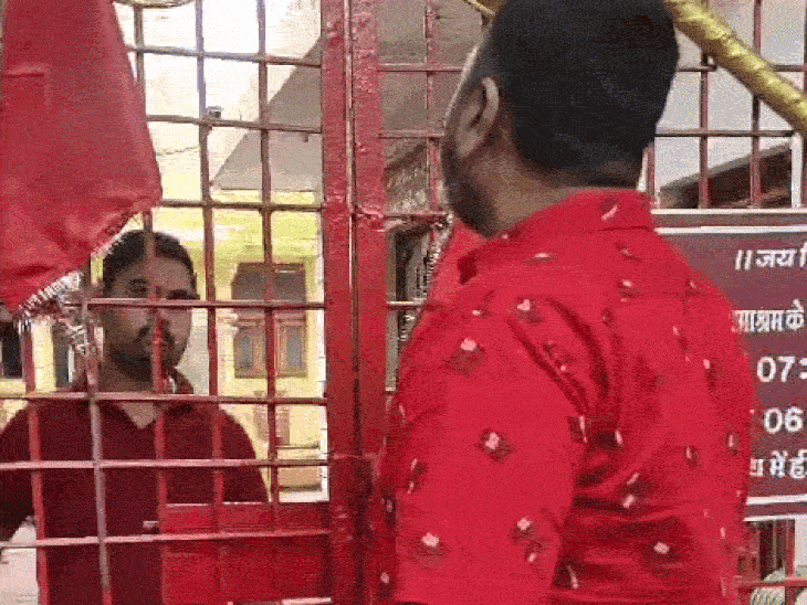 
                 संकटमोचन हनुमान मंदिर से लक्ष्मणजी का चांदी का मुकुट चोरी:भोपाल में बीजेपी कार्यालय के पास की घटना, आरोपी गिरफ्तार; कांग्रेस ने सरकार को घेरा 
            