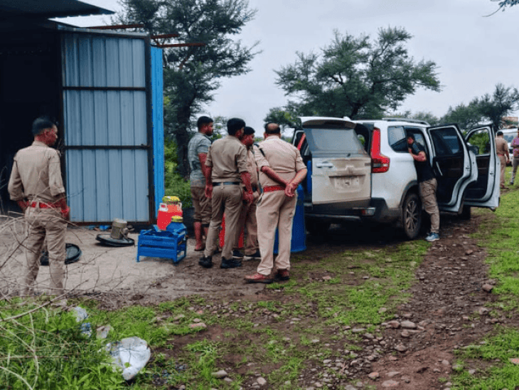 
                 मंदसौर में एमडी ड्रग्स फैक्ट्री पर पुलिस की दबिश, फायरिंग:300 किलो केमिकल जब्त, 100-150 करोड़ की ड्रग्स बनाने की तैयारी थी; तीन तस्कर फरार 
            