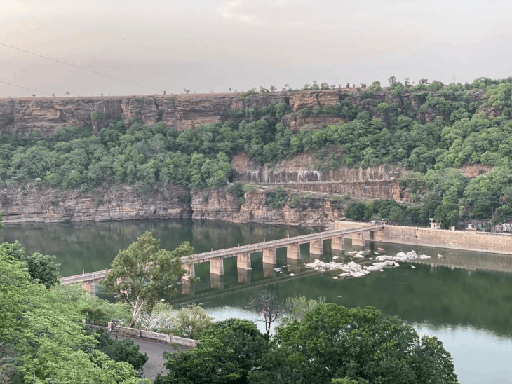 
                 मंदसौर में मानसून फिर सक्रिय, किसानों को मिली राहत:24 घंटे में आधा इंच बारिश, अगले कई दिन झमाझम वर्षा का अनुमान 
            