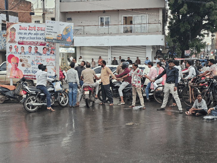 
                 मंदसौर में चक्का जाम पड़ा भारी:स्मार्ट मीटर विरोध में दीपक गुर्जर समेत 11 नामजद, पुलिस-बिजली विभाग की अलग-अलग FIR 
            