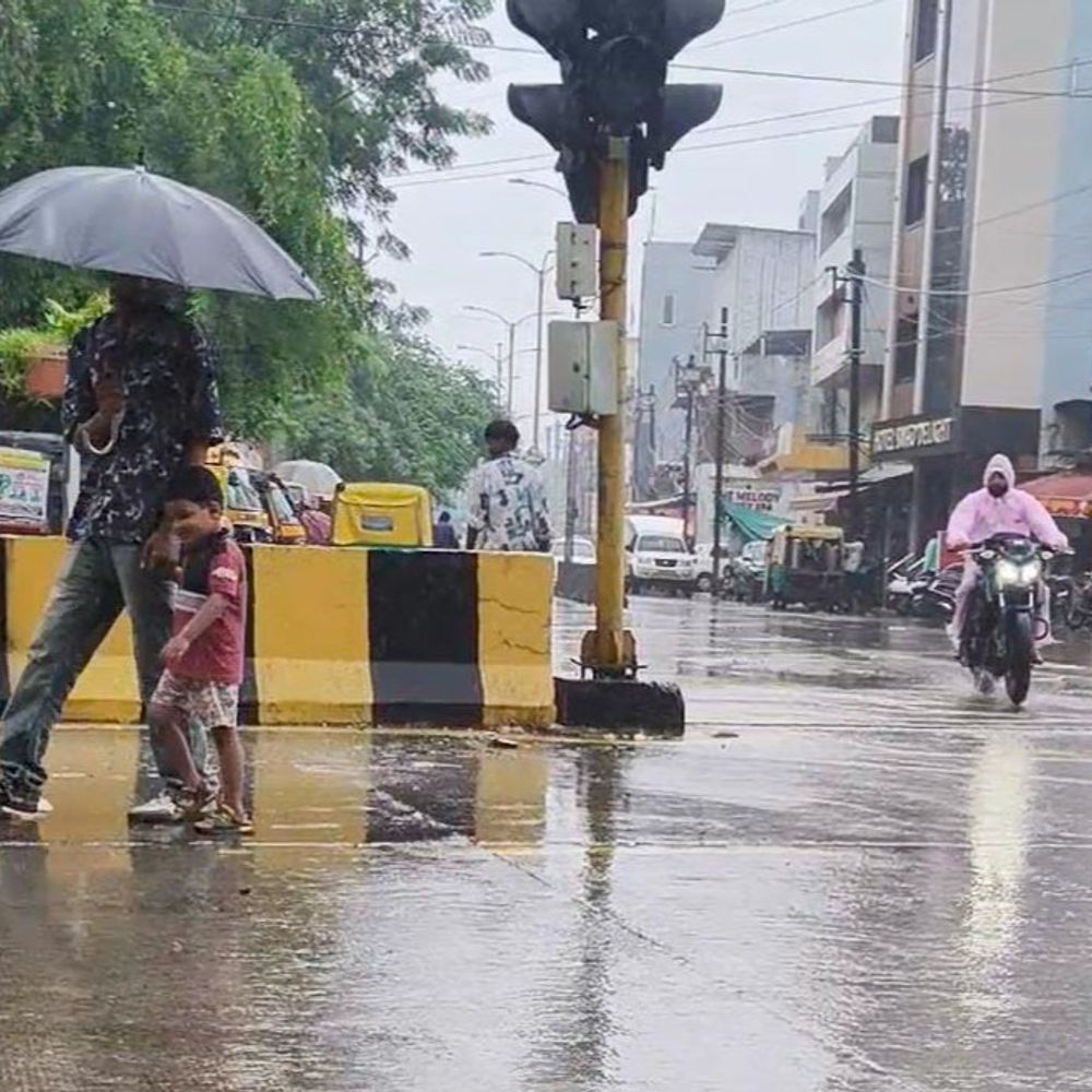 
                 पिछले 24 घंटे में रतलाम में डेढ़ इंच बारिश:सुबह से गिर रहा पानी, मौसम में ठंडक; हनुमान ताल भराया, VIDEO 
            