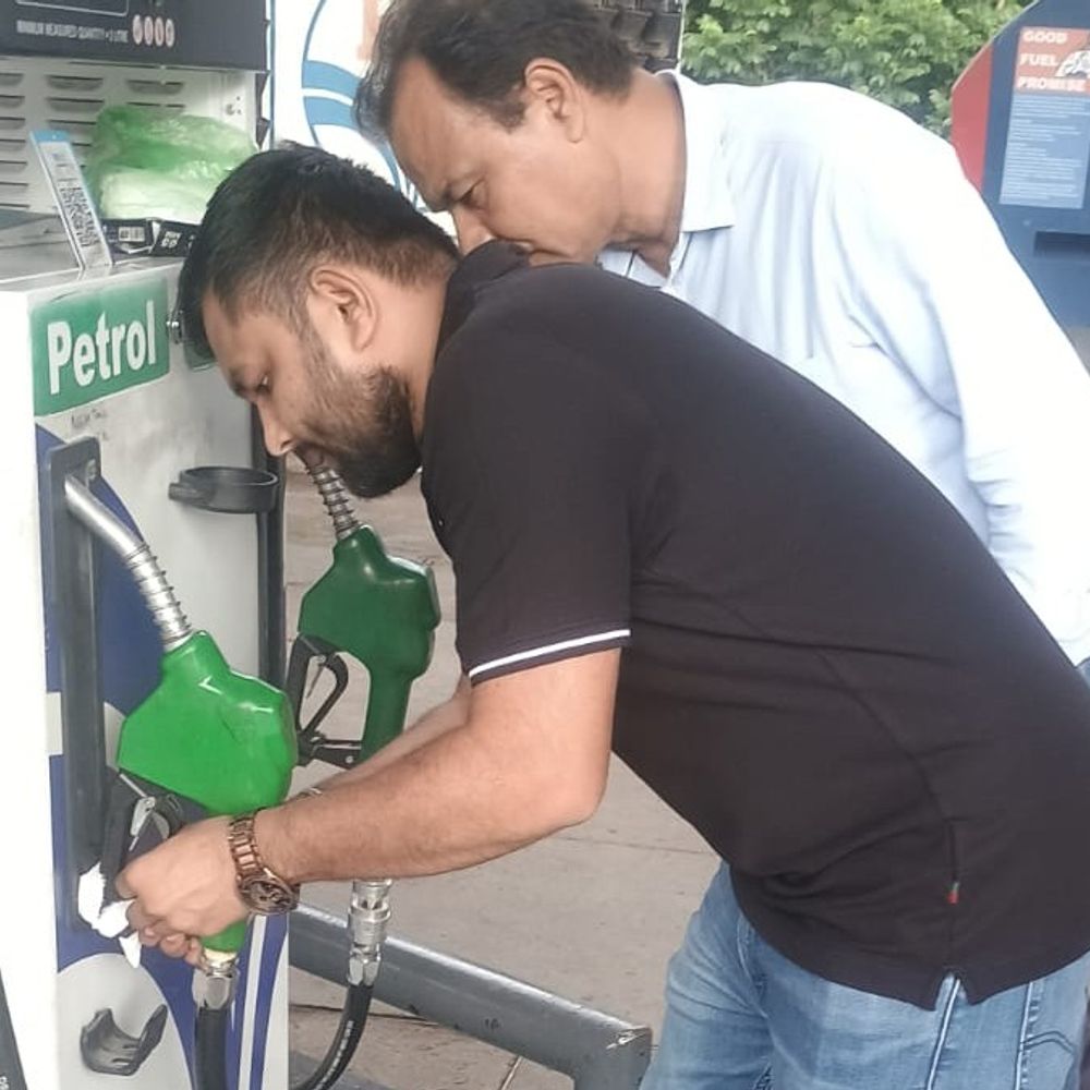 
                 भोपाल में पेट्रोल पंपों की जांच, गड़बड़ी निकली:नोजल में 50 एमएल कम निकला पेट्रोल; अवैध गैस रिफिलिंग सेंटर पर कार्रवाई 
            