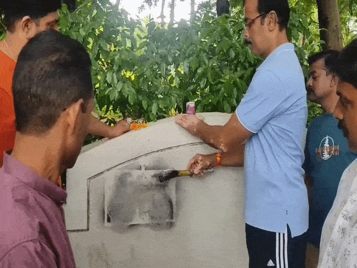 
                 इंदौर में लगी PM की तस्वीरें,MIC मेंबर ने बताईं आपत्तिजनक:मंत्रोच्चार के साथ गंगाजल से धुलवाईं; नहीं मिटी तो ऑइल पेंट से पुतवाईं 
            