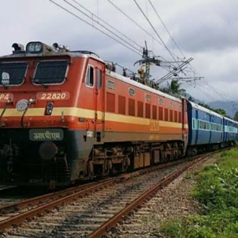 रेलवे चलाएगा मऊ-बरेली परीक्षा स्पेशल ट्रेन:परीक्षार्थियों को राहत, 2-24 अगस्त तक 16 फेरों में होगा संचालन