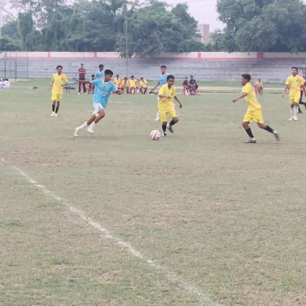 प्रदेश स्तरीय जूनियर फुटबॉल प्रतियोगिता में रोमांचक मुकाबले:आगरा, मेरठ और सैफई की टीमों ने प्रभावशाली प्रदर्शन करते हुए जीत दर्ज की
