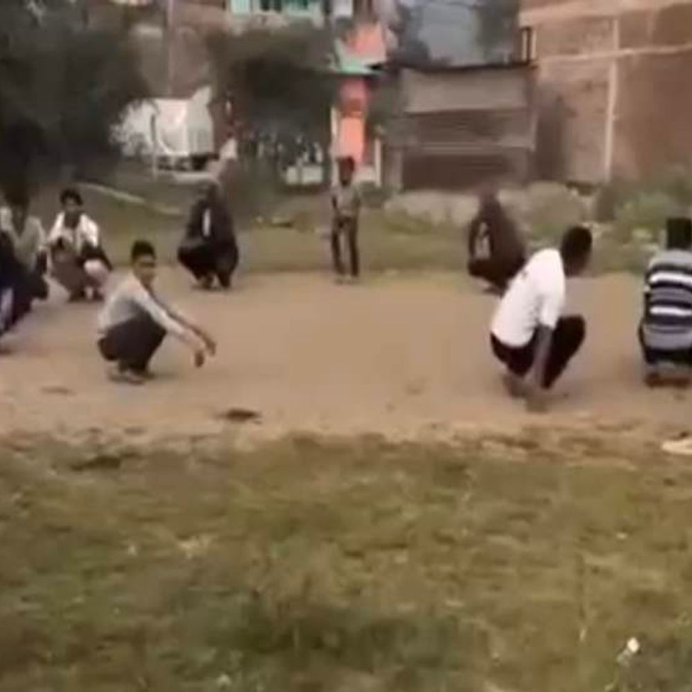 
                 इंदौर में RSS शाखा का छात्र ने शेयर किया VIDEO:नाराज संघ के सदस्य पहुंचे थाने, दर्ज कराई FIR 
            