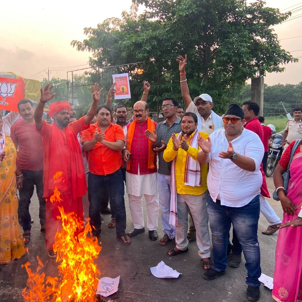 दरभंगा में सांसद पप्पू यादव का फूंका पुतला:भाजपा और विहिप ने किया प्रदर्शन, कहा- अपने बयान के लिए माफी मांगनी चाहिए