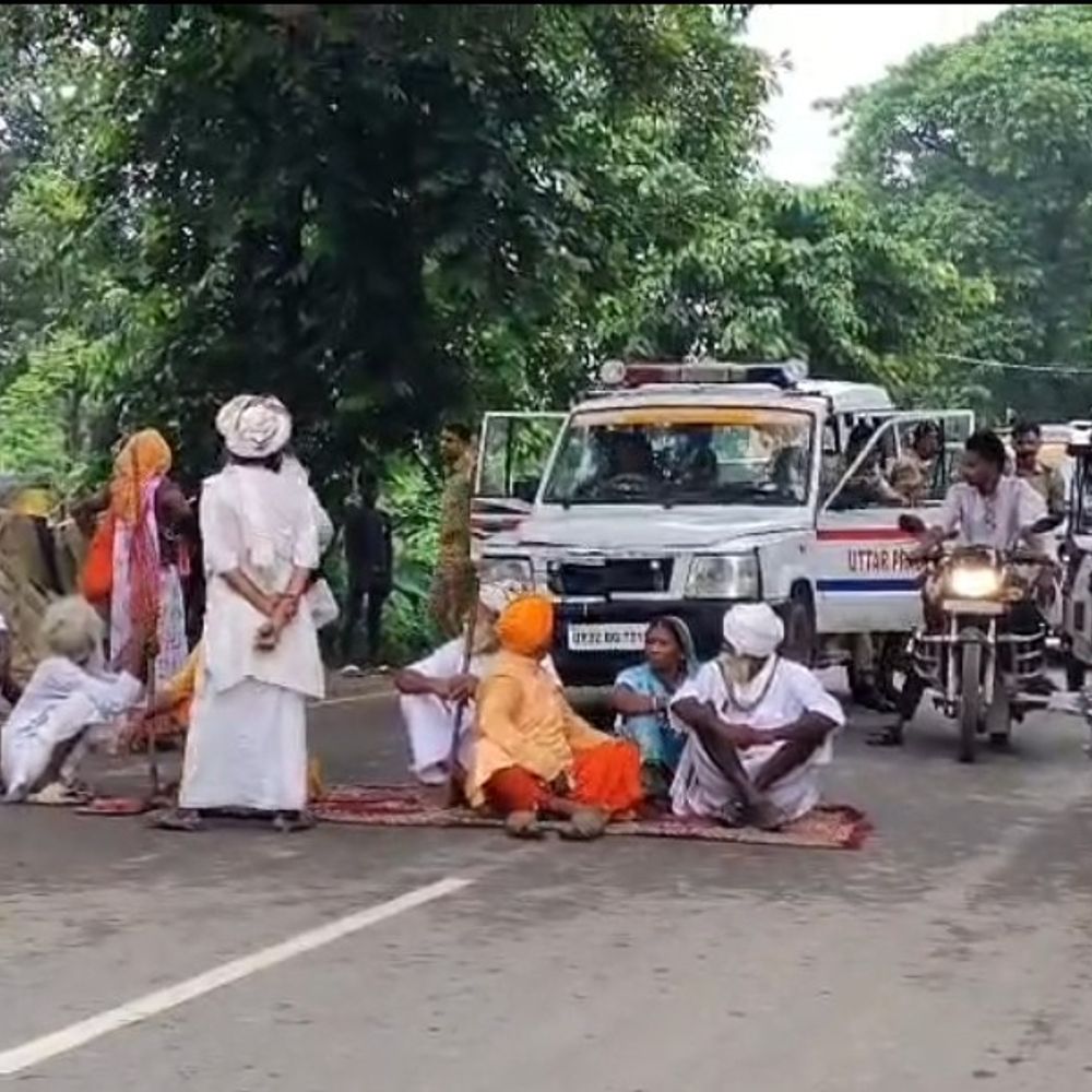 लाहिलपार मंदिर विवाद में साधु-संतों ने सड़क जाम की:पुलिस पर एकतरफा कार्रवाई का आरोप, यातायात हुआ प्रभावित