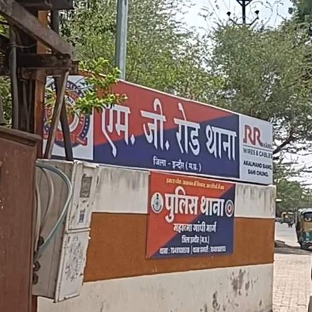 
                 इंदौर में पिता के खिलाफ बेटी ने कराई एफआईआर:आरोप- पति के अवैध संबंध और रुपयों के लिए प्रताड़ना से तंग आकर महिला ने खाया था जहर 
            