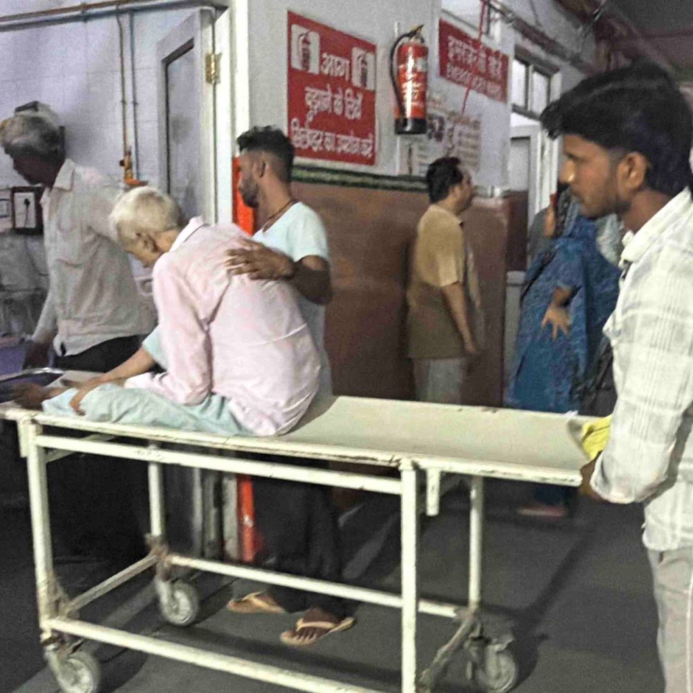 जिला अस्पताल में आधे घंटे स्ट्रेचर पर भटकता रहा मरीज:रामपुर में वार्ड बॉय नहीं मिला, तीमारदारों ने खुद पहुंचाया इमरजेंसी तक