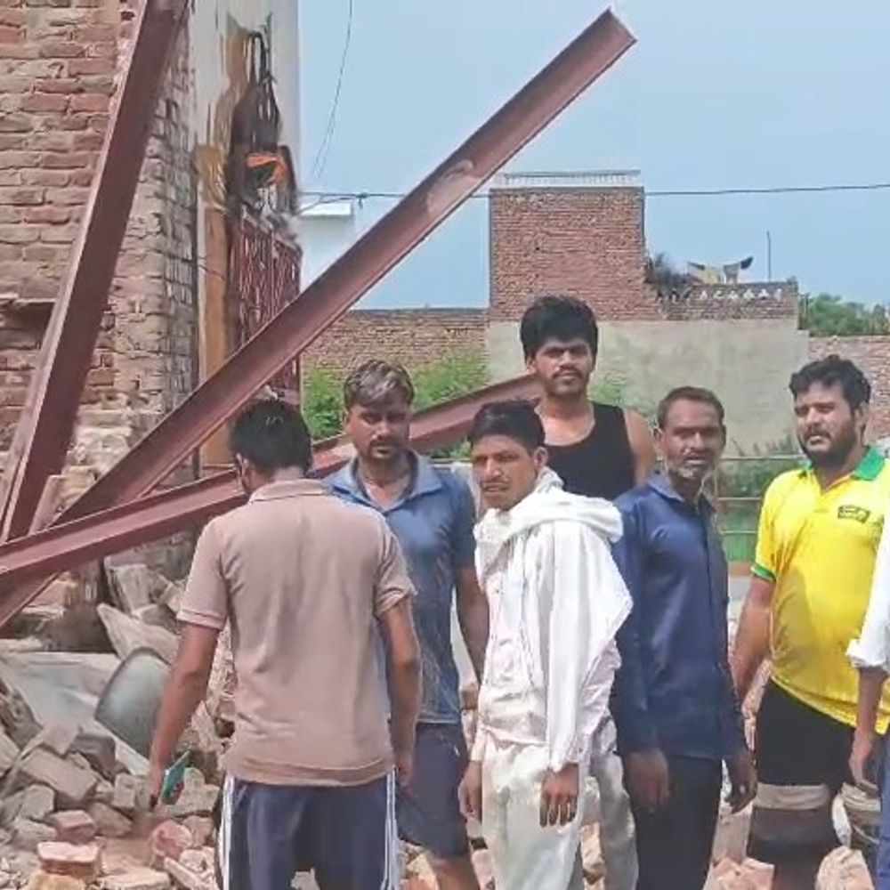 मथुरा में निर्माणाधीन मकान पर गार्डर गिरी:निगरानी कर रहे बुजुर्ग की मौत, दो पैर कटे