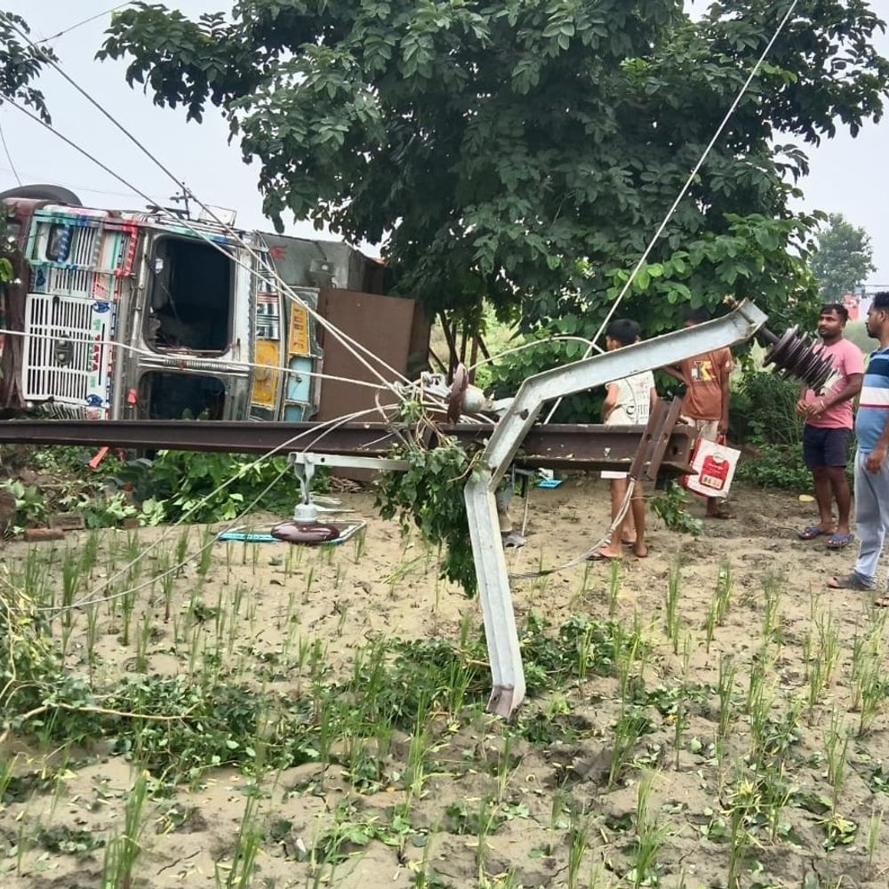 ट्रक की टक्कर से बिजली खंभा क्षतिग्रस्त:गोपालगंज में लछवार फीडर की आपूर्ति घंटों बाधित, नया खंभा लगाने का कार्य शुरू