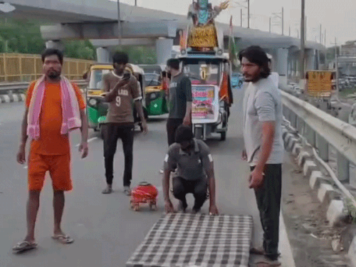 प्रेमानंद महाराज के लिए दंडवत कांवड़ यात्रा:फरीदाबाद का युवक जॉर्डन से नौकरी छोड़कर आया; बोला- गुरुजी को गंगाजल से स्नान कराऊंगा