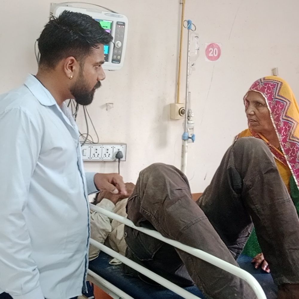 दूलरासर गांव में लोडर से युवक पर हमला:लाठी-सरियों से पीटा, गंभीर हालत में बीकानेर रेफर, पुरानी रंजिश में टक्कर मारकर तोड़ा ट्रैक्टर