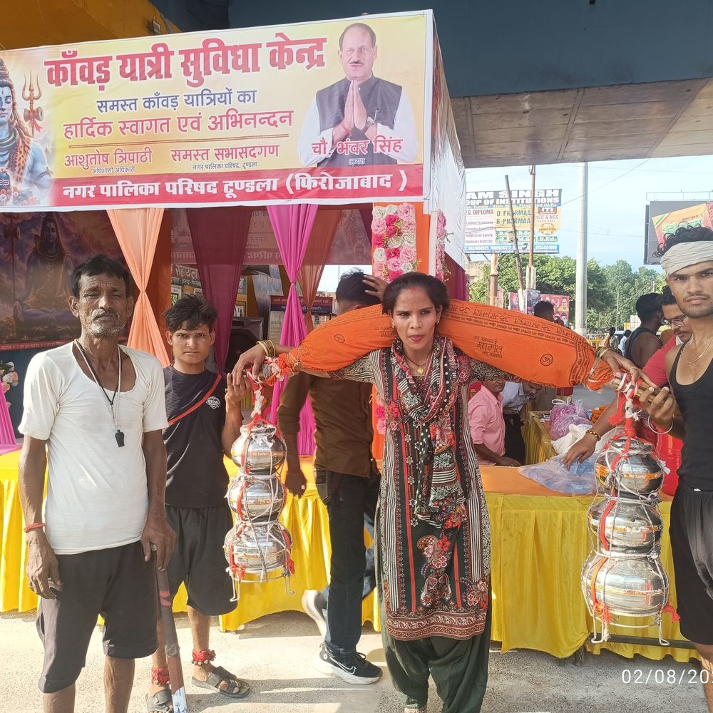 फिरोजाबाद की राखी ने उठाई 51 लीटर की कावड़:भाई की नौकरी के लिए तय करेंगी कठिन यात्रा, बोली- भोलेनाथ जरूर सुनेंगे अरदास