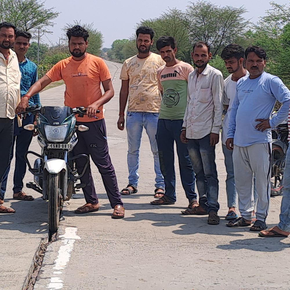 बीना-खुरई की तीन सड़कों में चार इंच तक के गैप:वाहन फंसने से 5 लोगों की मौत हो चुकी, ग्रामीण बोले- आए दिन हादसे होते