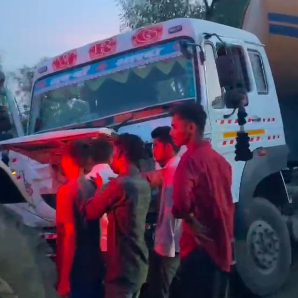 सीधी में अनियंत्रित बल्कर घर के सामने घुसा:  तेज रफ्तार से आ रहा था वाहन, ड्राइवर घायल; बड़ा हादसा टला – Sidhi News