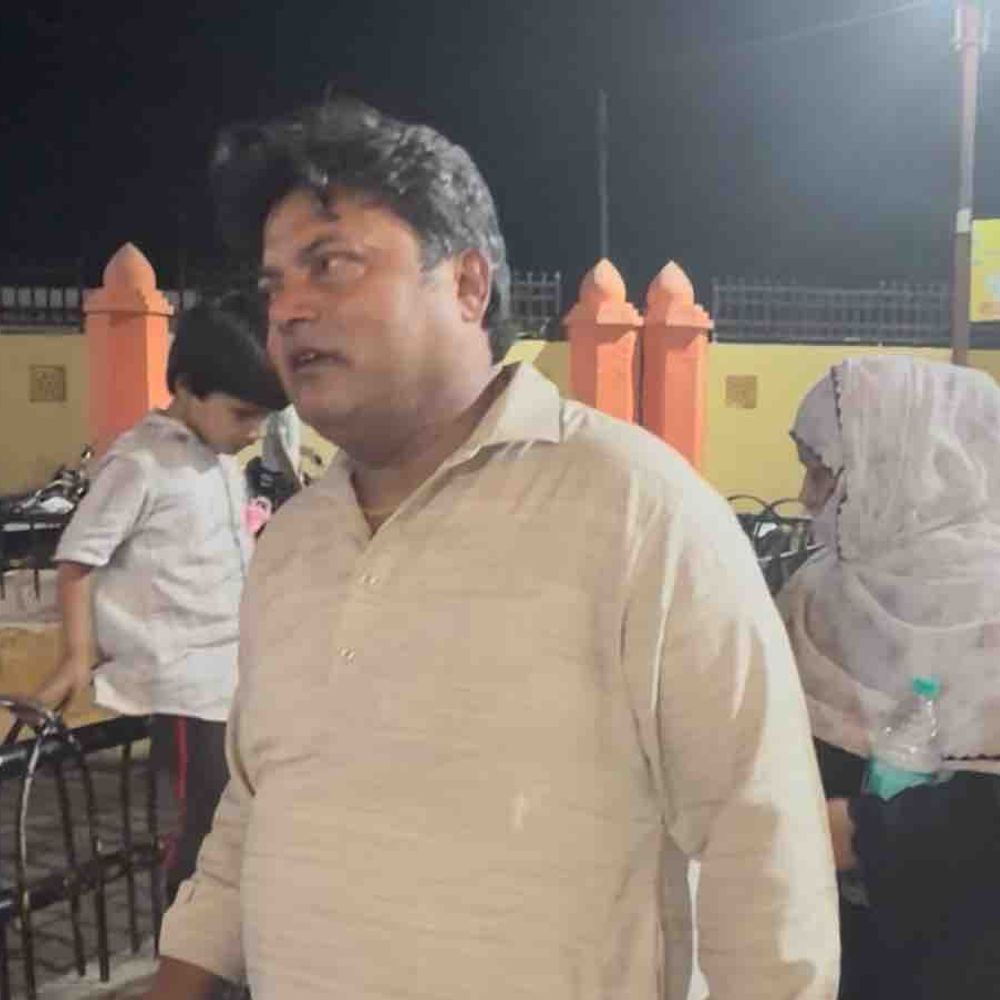 रामपुर जिला अस्पताल गेट पर एंबुलेंस चालकों में थप्पड़बाजी:महिला पर अभद्र टिप्पणी के आरोप में मारपीट, CCTV फुटेज के आधार पर जांच शुरू