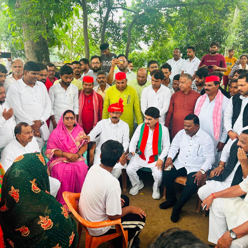 देवरिया के लबकनी गांव पहुंचे सपा नेताओं का प्रतिनिधिमंडल:आंबेडकर प्रतिमा विवाद में निष्पक्ष जांच की मांग, अखिलेश यादव को सौंपेंगे रिपोर्ट