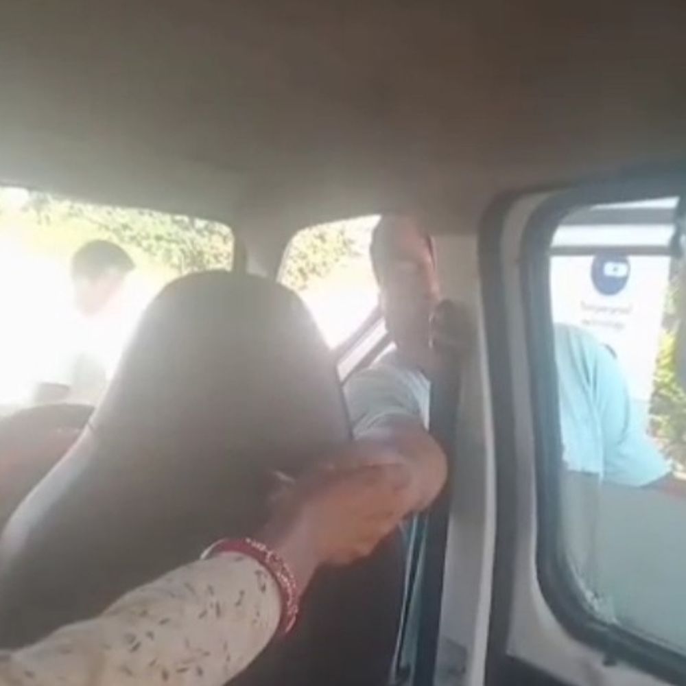 जननी एक्सप्रेस के लिए 800 रुपए लेने पर एक्शन:अनूपपुर में युवक की मौत के बाद चालक टर्मिनेट, स्टाफ नर्स को नोटिस