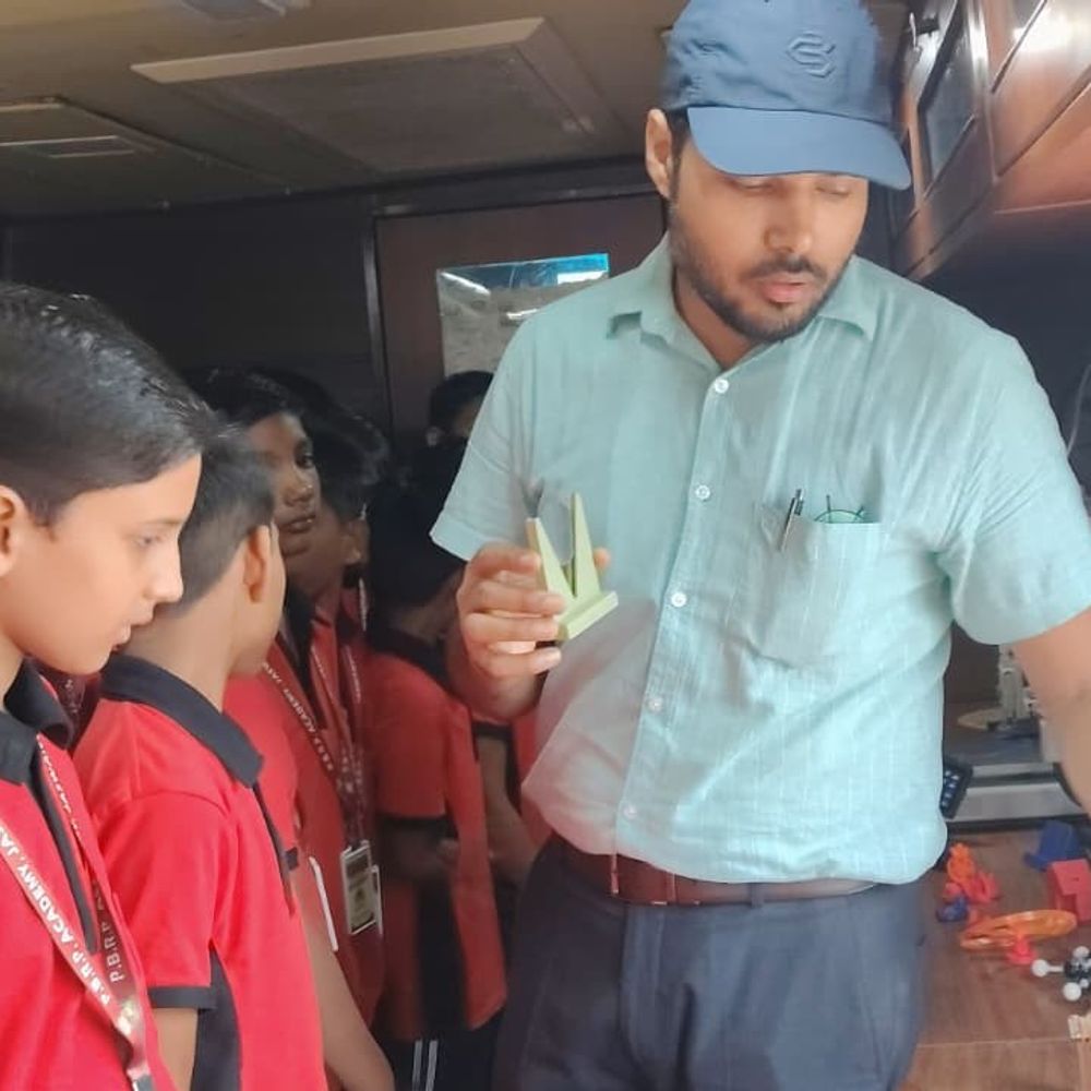 पी. बी. आर. पी. अकादमी में विज्ञान बस प्रदर्शनी:औरैया में आईआईटी कानपुर और विज्ञान प्रौद्योगिकी लखनऊ की पहल
