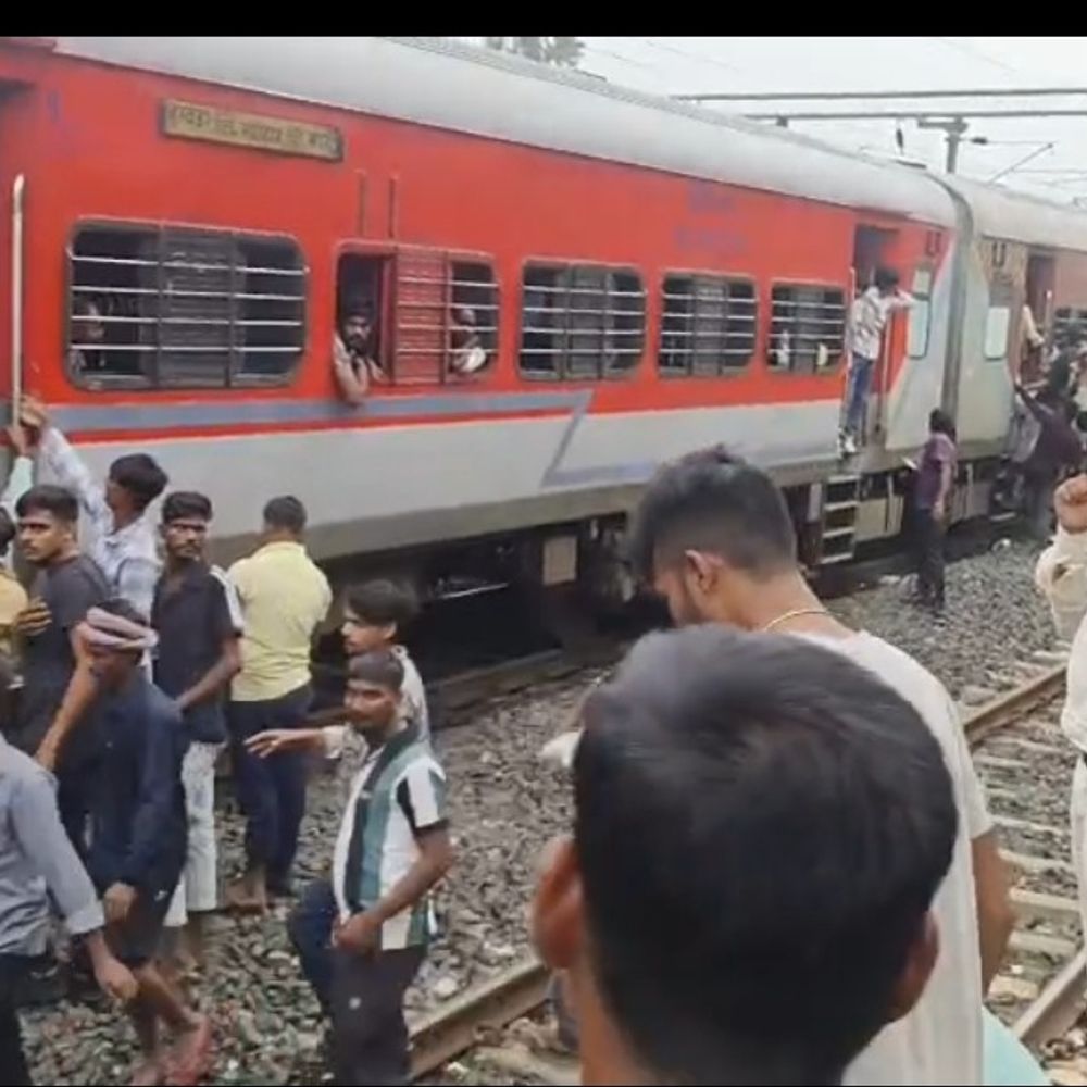 
                 महिदपुर रोड स्टेशन पर रेल हादसा टला:मेमू ट्रेन के इंजन पर गिरी हाई-वोल्टेज लाइन, इंजन में लगी आग 
            