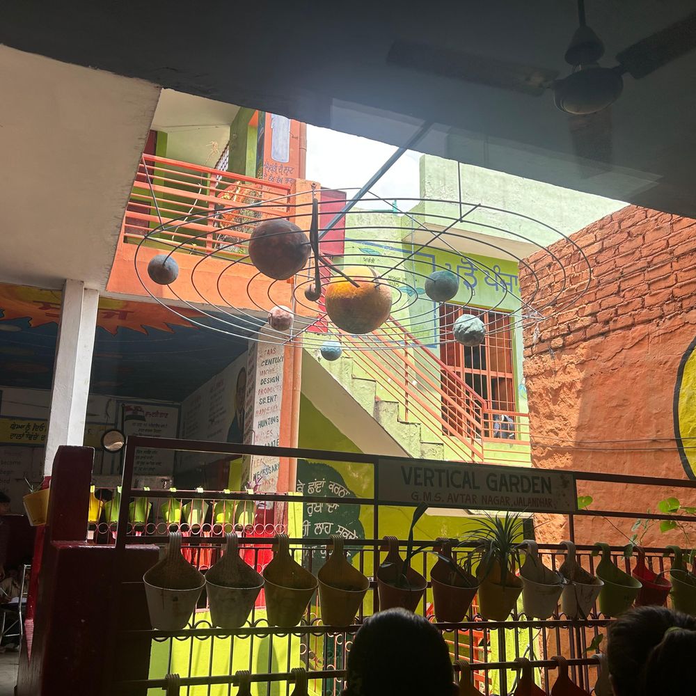 बिल्डिंग 1, ग्राउंड फ्लोर पर प्राइमरी, फर्स्ट पर मिडल स्कूल; 1 कमरे में 2-2 क्लासें