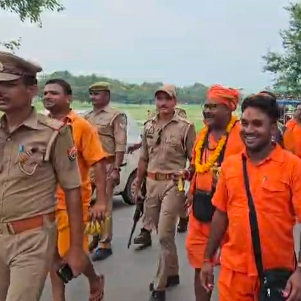 कांवड़ियों का जत्था मुंशीगंज से रवाना:भाजपा नेता और पुलिस ने किया स्वागत, फल बांटे गए