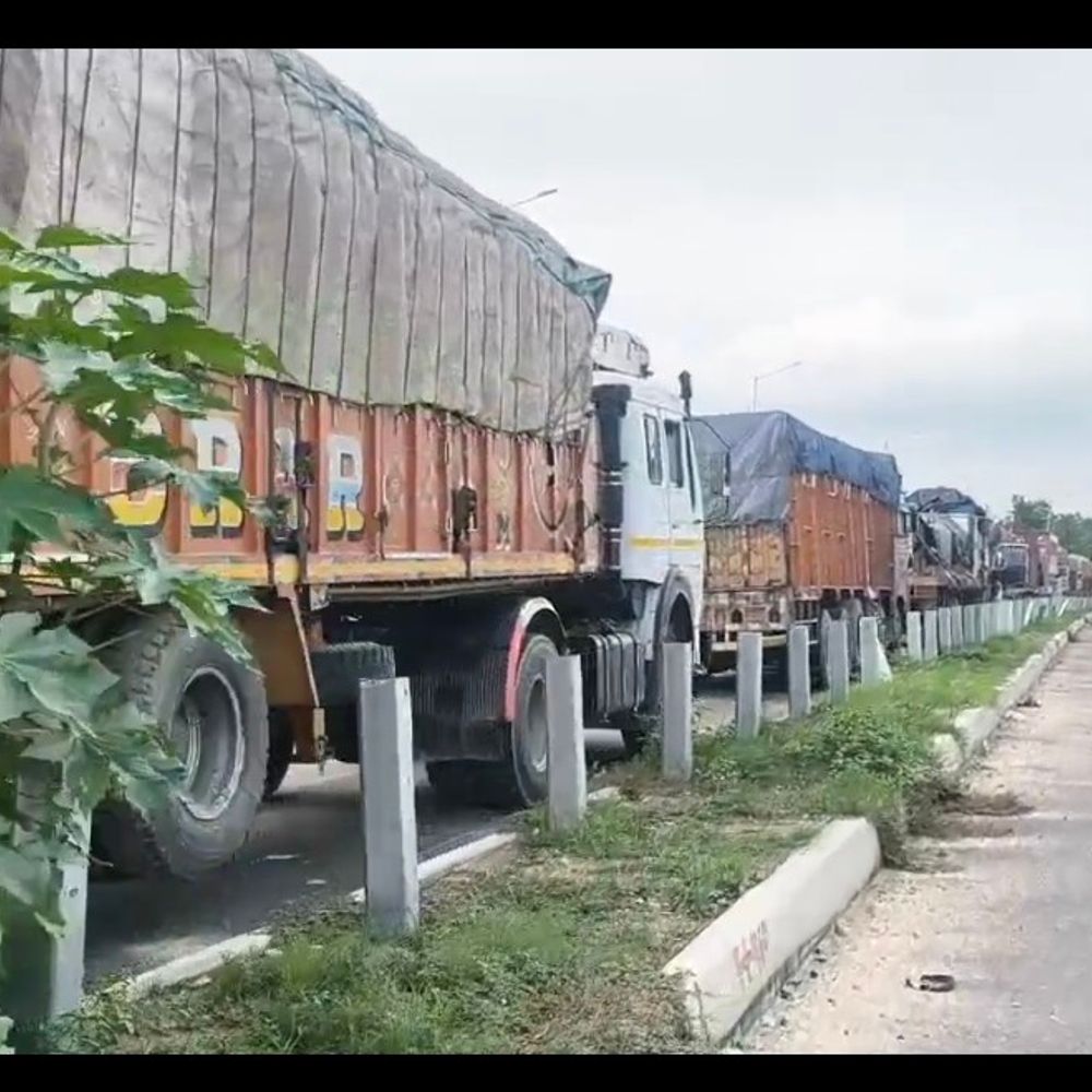 सोनौली बॉर्डर पर 10 किमी लंबी ट्रकों की कतार:लाइन तोड़ने वाले 50 वाहनों का चालान, लगाया 1.05 लाख का जुर्माना
