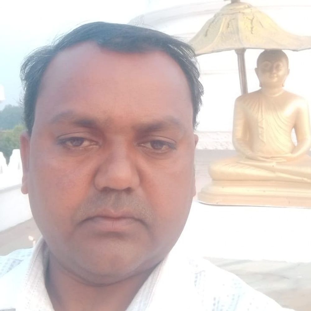 डंपर की चपेट में रवन्ना कर्मी की मौत:कौशांबी में बालू डंप कराते समय हुआ हादसा, चालक वाहन लेकर फरार, पुलिस कर रही तलाश