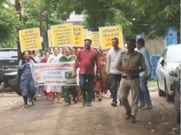 
                 भोपाल निगम की कार्रवाई पर सवाल...सड़क पर उतरे रहवासी:सीलिंग के बावजूद खुली 10 नंबर की शॉप; लोग बोले- कोर्ट में दिखाएंगे सबूत 
            