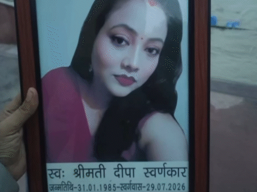 पति ने जिंदा पत्नी का पिंडदान किया, VIDEO:यमुना घाट पर दीया जलाया, तस्वीर प्रवाहित कर स्नान किया; वाट्सएप पर स्टेटस लगाया