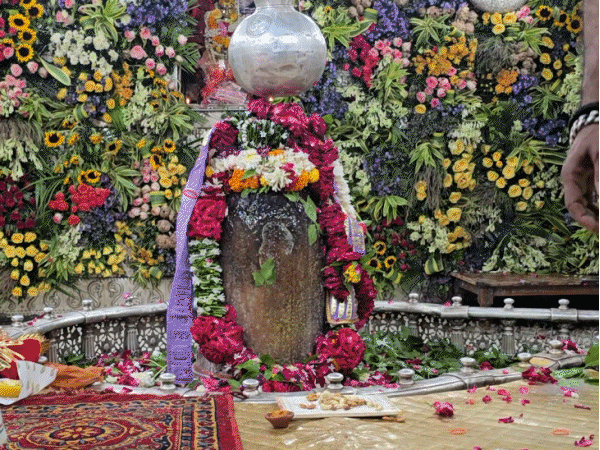 
                 सावन का पहला सोमवार आज, उज्जैन में उमड़े भक्त:हर-हर महादेव के जयकारों से गूंजा महाकाल मंदिर, जानिए पूरी व्यवस्था, बदले समय, सवारी रूट 
            