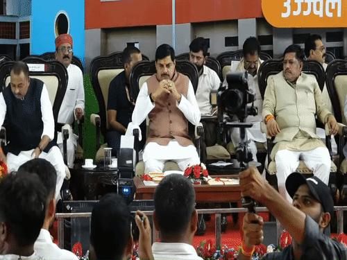 
                 सीएम को याद आई अपनी स्टूडेंट लाइफ:बोले- "हम घर से टाटपट्टी लेकर स्कूल-कॉलेज जाते थे, छात्रों को कहा आप Gen-z नहीं.. अल्फा हैं 
            