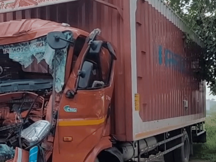 बहरोड़ में केमिकल से भरा मिनी ट्रक पलटा:केबिन में फंसा ड्राइवर, केमिकल रिएक्शन की आशंका पर बुलाई दमकल