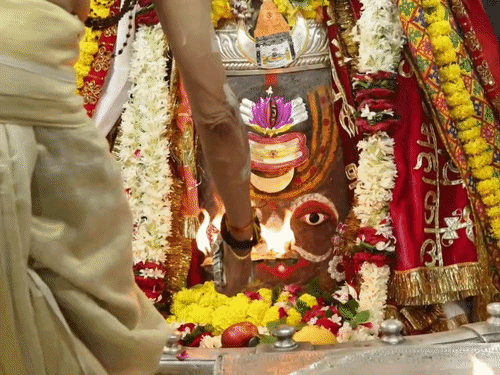 
                 महाकाल की भस्म आरती में त्रिशूल-डमरू संग हुआ दिव्य श्रृंगार:भस्म अर्पण के बाद मोगरा-गुलाब के पुष्पों से सजे बाबा, उमड़े श्रद्धालु 
            