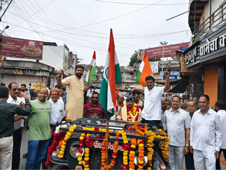 
                 सीआरपीएफ जवान महेश ग्वाला 22 साल सेवा के बाद सेवानिवृत्त:मंदसौर में 793वें सैनिक सम्मान अभियान के तहत नागरिक अभिनंदन 
            