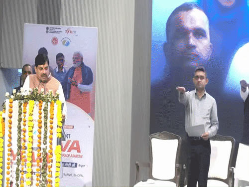 
                 सीएम बोले- अब नए प्रकार का नशा बढ़ा:कहा- 10-15 साल पहले गली- चौराहों पर दिखतीं थीं पान-सिगरेट की दुकानें कम हुईं 
            