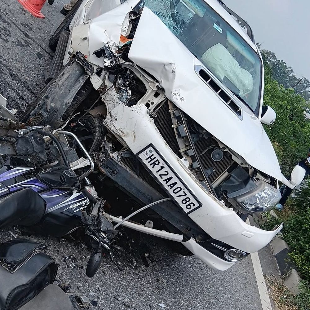 सड़क हादसे में बाइक सवार युवक की मौत:नेशनल हाईवे पर फॉर्च्यूनर और बाइक की हुई भिड़ंत, एक घायल