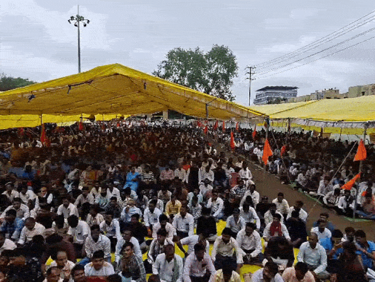 
                 नियमितीकरण जैसी मांग पर आउटसोर्स कर्मचारियों का प्रदर्शन:मांगें नहीं मानीं तो भोपाल घेराव की चेतावनी, जुटे हजारों कर्मचारी 
            