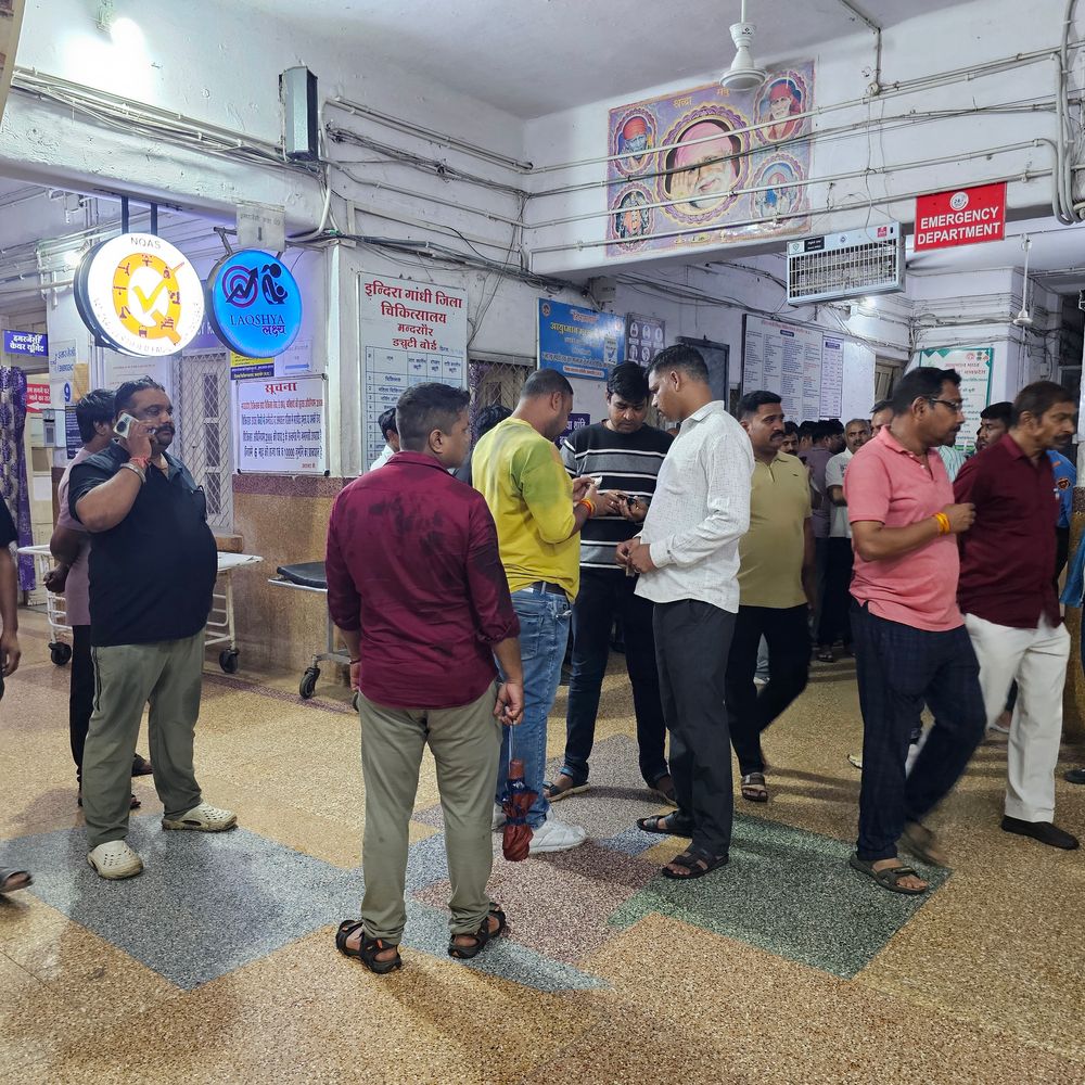 
                 प्रधान आरक्षक की कार को ट्रक ने मारी टक्कर, मौत:ड्यूटी खत्म कर घर लौटते वक्त थाने से 300 मीटर दूर हादसा, आगरा के रहने वाले थे 
            