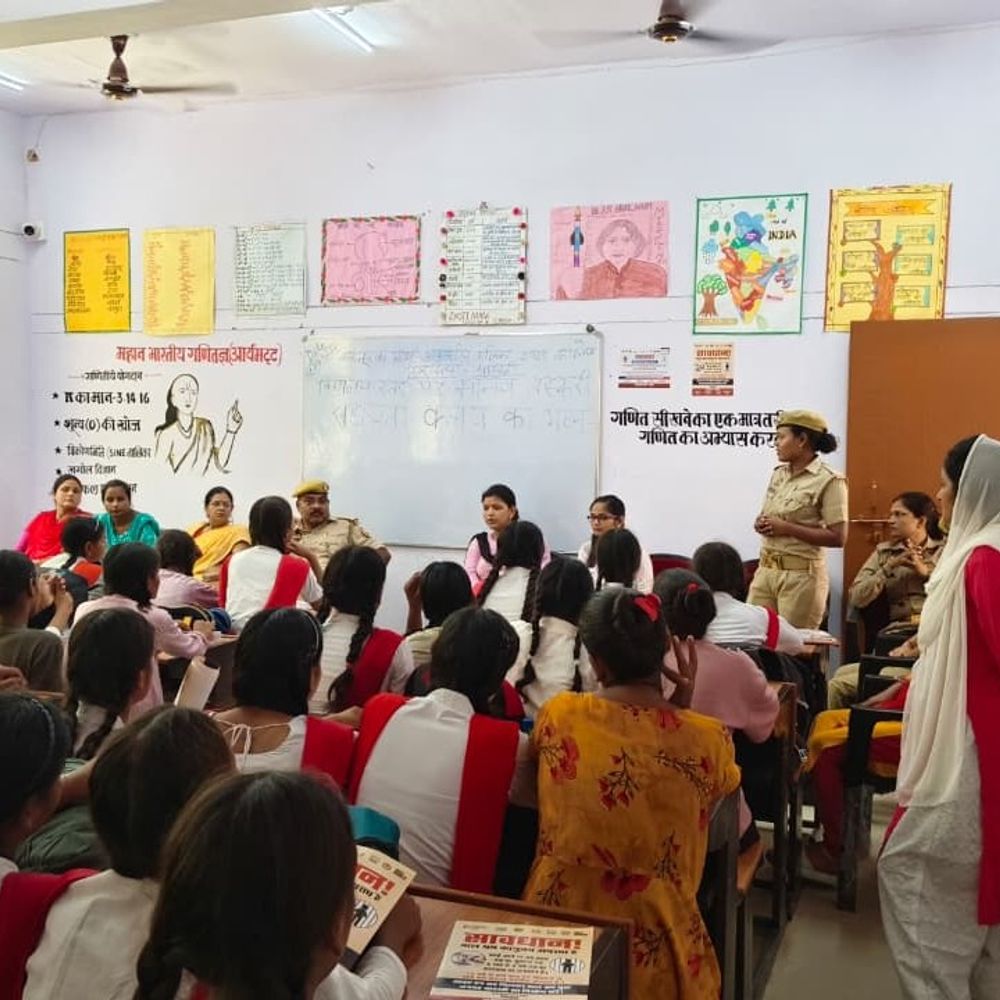 श्रावस्ती में छात्राओं को मानव तस्करी से बचाव का पाठ:कस्तूरबा गांधी स्कूल में बना एंटी ह्यूमन ट्रैफिकिंग क्लब, बाल श्रम के खिलाफ भी चला अभियान