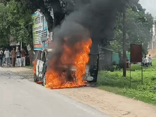 मऊ में चलती वैगनआर में लगी आग, VIDEO:धू-धूकर जली कार, चालक ने कूदकर बचाई जान