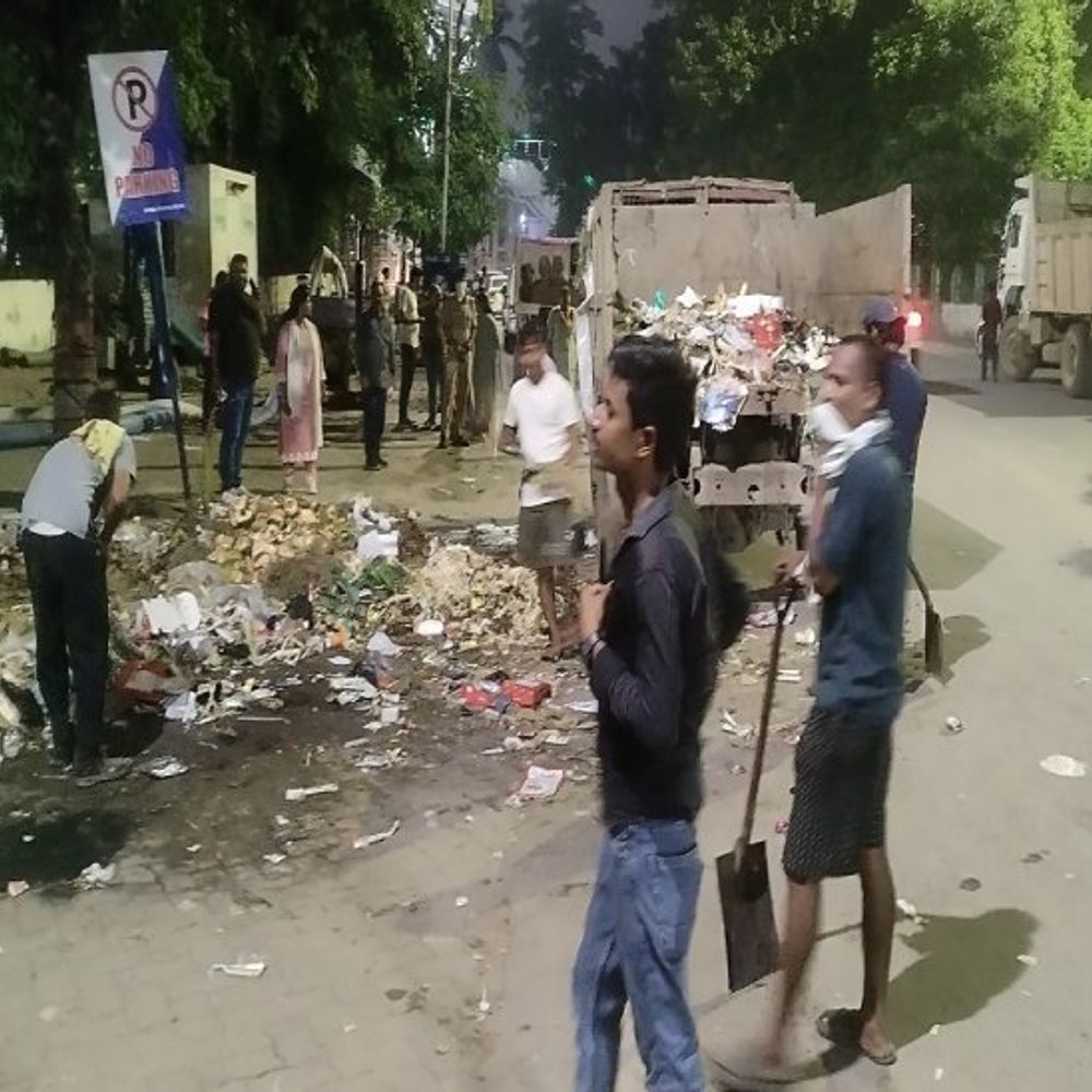सफाईकर्मियों की हड़ताल से फैला कचरा:कई जगह सड़कों पर मृत जानवरों को फेंका, एजेंसी पर 22.65 करोड़ रुपए का जुर्माना