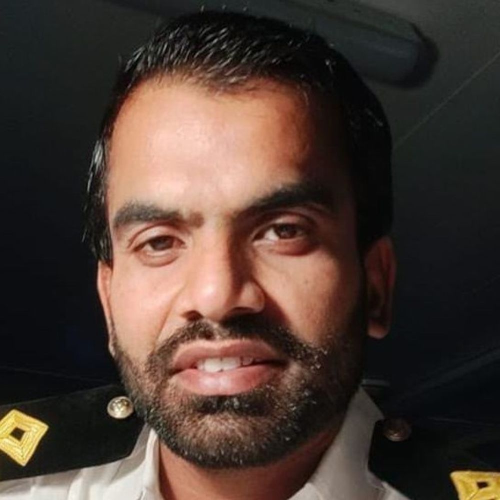 लौटकर मां का ऑपरेशन कराऊंगा... वादा अधूरा रह गया:मर्चेंट नेवी अफसर के परिजन कर रहे शव आने का इंतजार